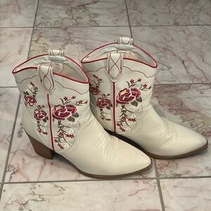 Women cowgirl boots